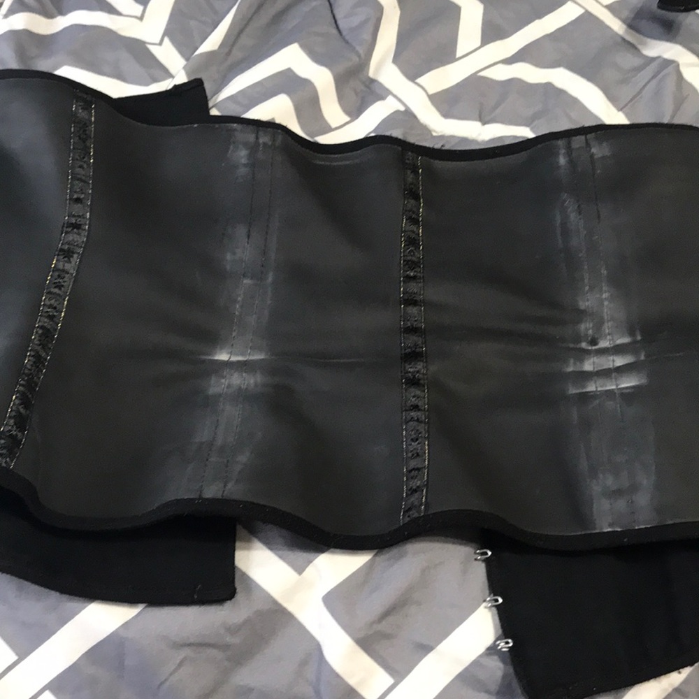 Corset - Picture 4 of 4